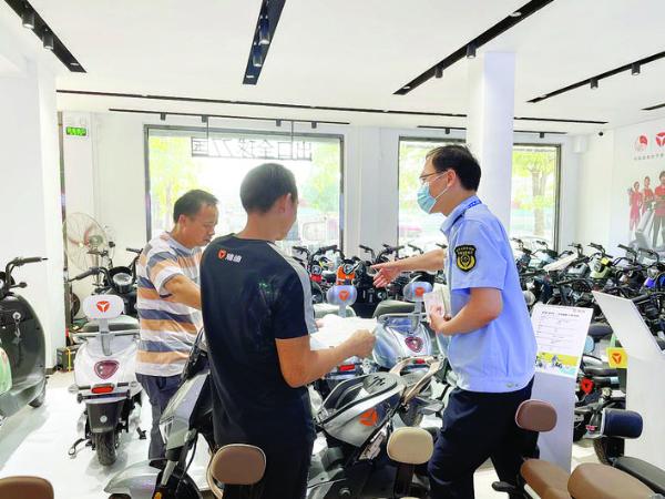 执法人员对电动自行车销售门店进行专项检查.